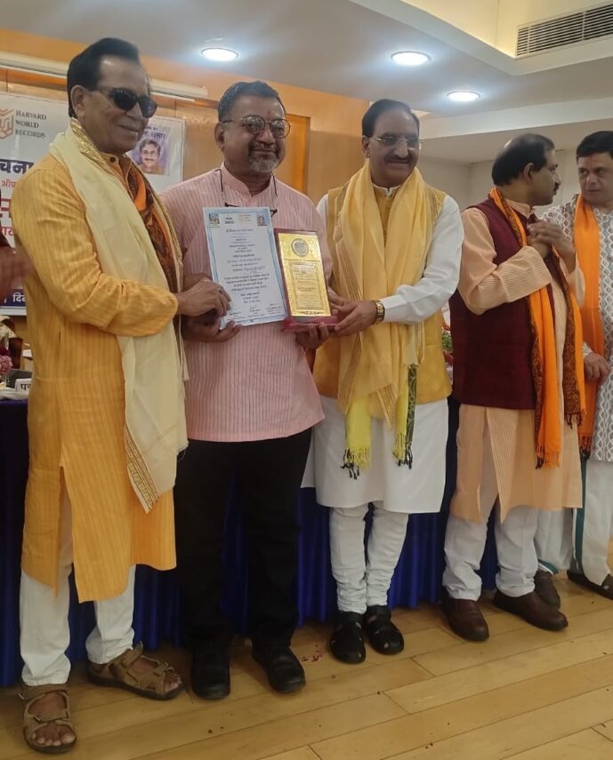 उत्कृष्ट कहानियों के लिए निशंक को “कथा सम्राट सम्मान”