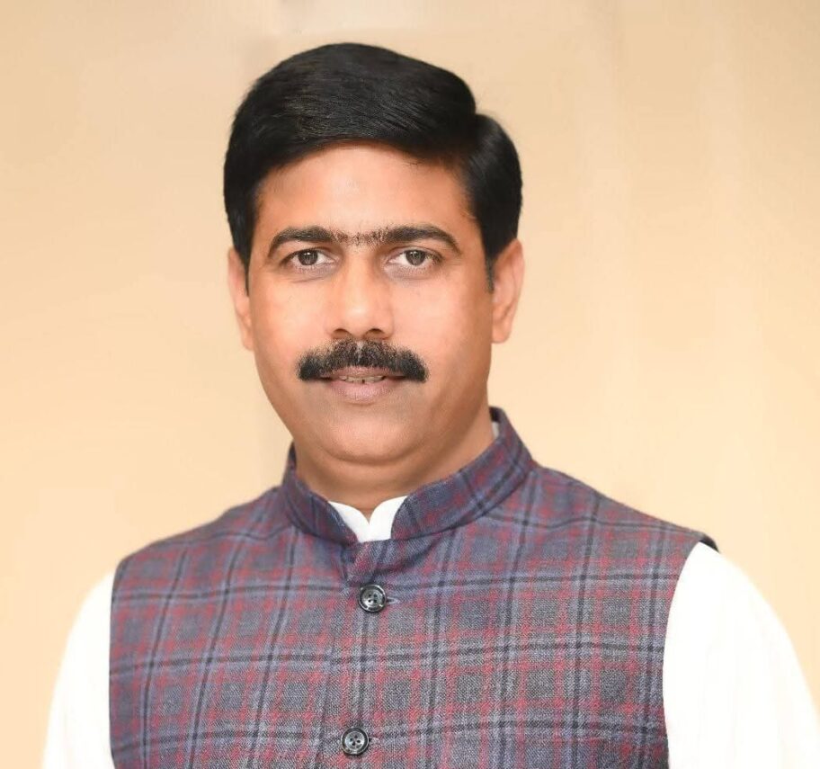 लखनऊ में विकास नहीं, सिर्फ दावों की राजनीति : मुकेश सिंह चौहान