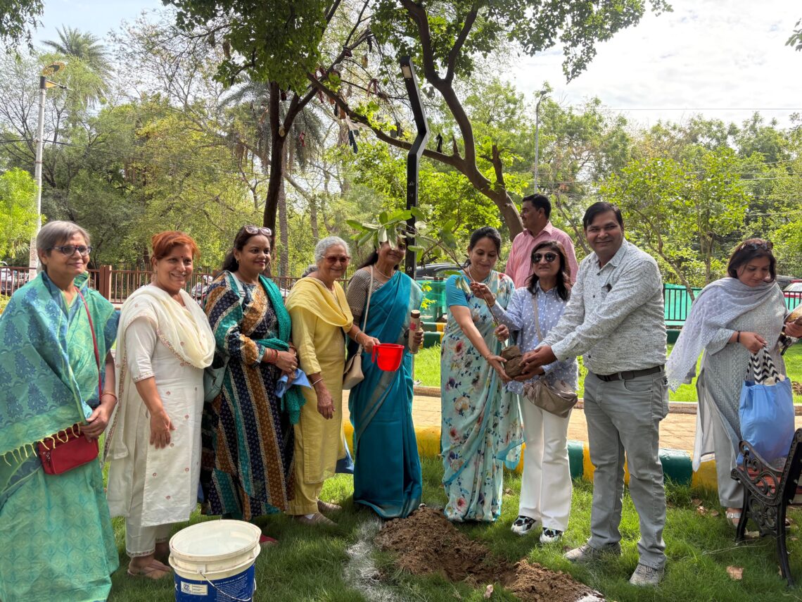 “पानी को बोतलों से फिर धरती तक पहुंचाने का संकल्प: विश्व पर्यावरण दिवस पर जागरूकता और सम्मान का संगम”