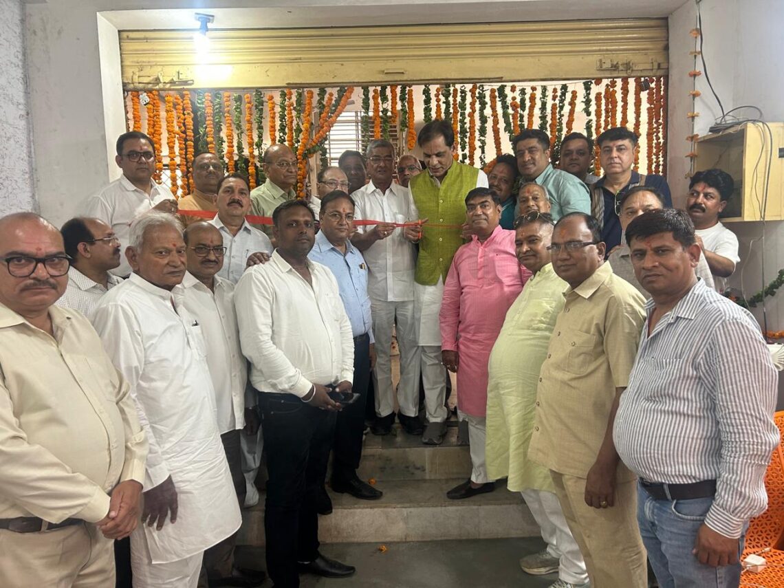 आगरा व्यापार मंडल कार्यालय का हुआ शुभारंभ, व्यापारिक समस्याओं के समाधान का बनेगा केंद्र