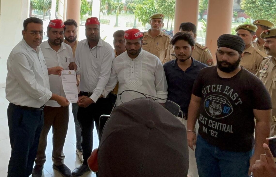 مہنگائی، بے روزگاری اور نیٹ امتحان کے معاملے پر سماج وادی پارٹی کا زبردست احتجاج، انتظامیہ سے نوک جھونک کے بعد گورنر کے نام میمورنڈم پیش