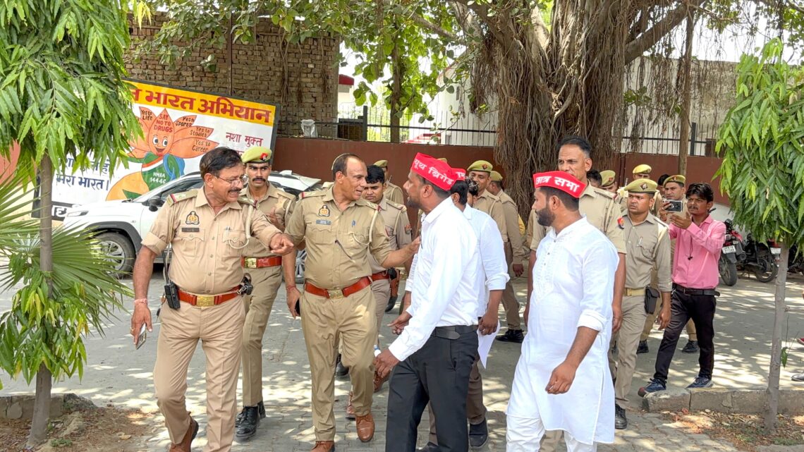 महंगाई, बेरोजगारी और नीट परीक्षा के मामले पर समाजवादी पार्टी का जोरदार प्रदर्शन, प्रशासन से नोकझोंक के बाद राज्यपाल के नाम ज्ञापन सौंपा