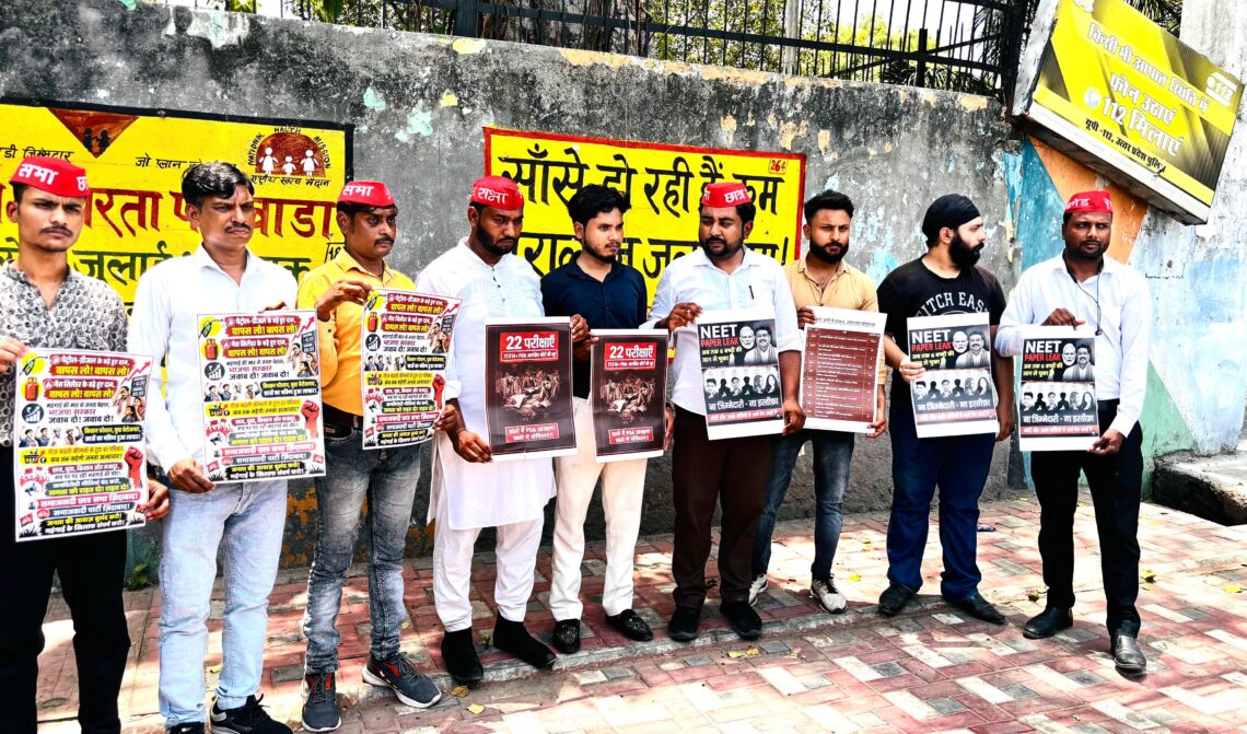 Samajwadi Party Stages Strong Protest Over Inflation, Unemployment and NEET Examination Issue; Memorandum Submitted to Governor After Altercation With Administration