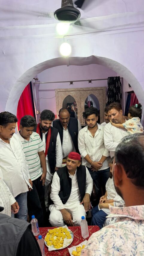 सपा नेता मरहूम असद हुसैन के परिवार से मिले अखिलेश यादव, हरसंभव मदद का दिया भरोसा