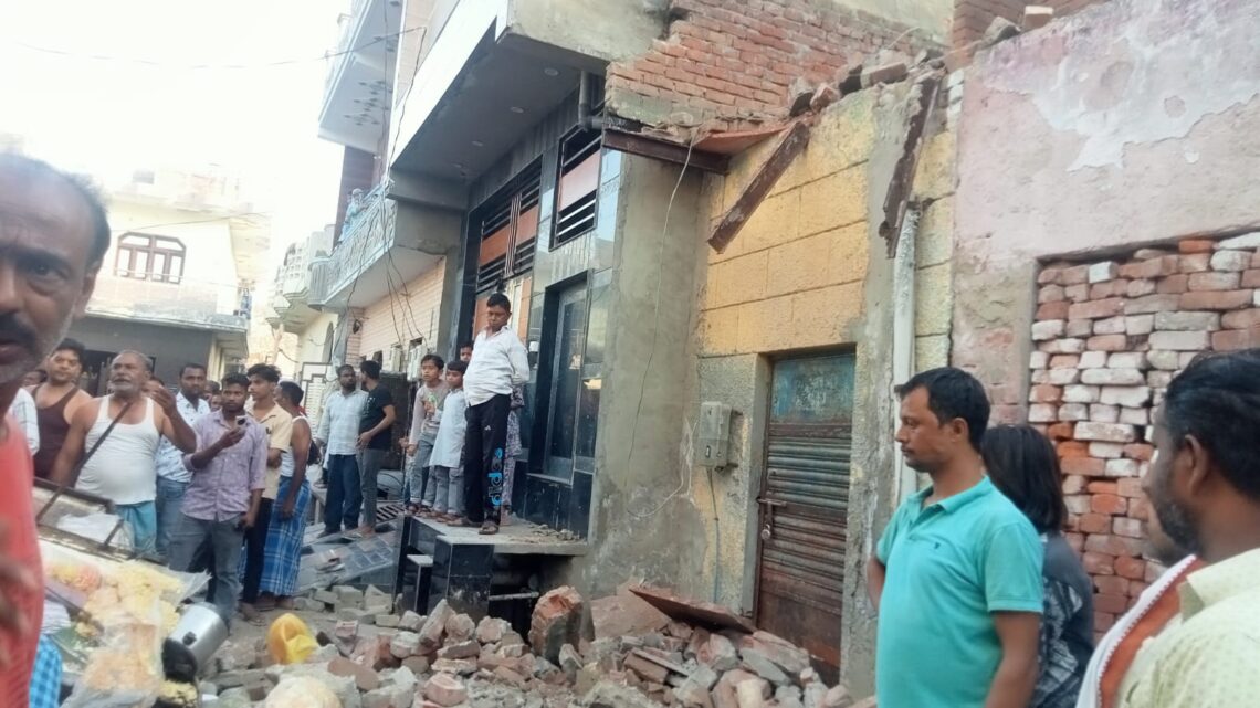 आगरा के ताजगंज में दर्दनाक हादसा: जर्जर छज्जा गिरने से 11 वर्षीय छात्र की मौत, बुजुर्ग गंभीर घायल