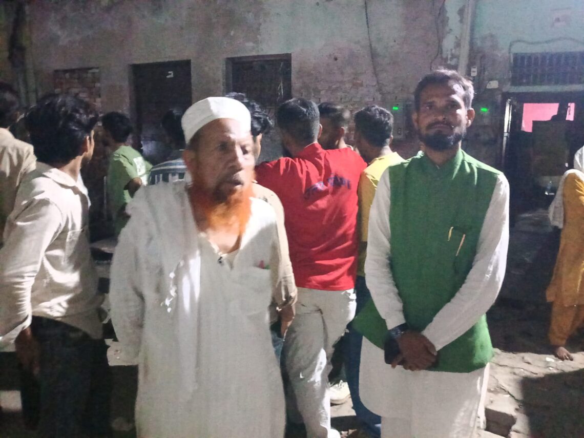ताजगंज हादसे के पीड़ितों से मिले मिर्ज़ा मुकर्रम बेग मुगल, मृतक छात्र के परिजनों को बंधाया ढांढस