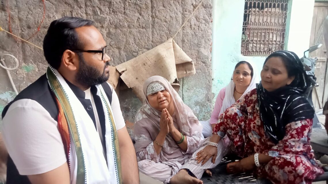 ताजगंज हादसे पर जताया शोक, मृतक छात्र और बुजुर्ग के परिजनों से मिलकर बंधाया ढांढस