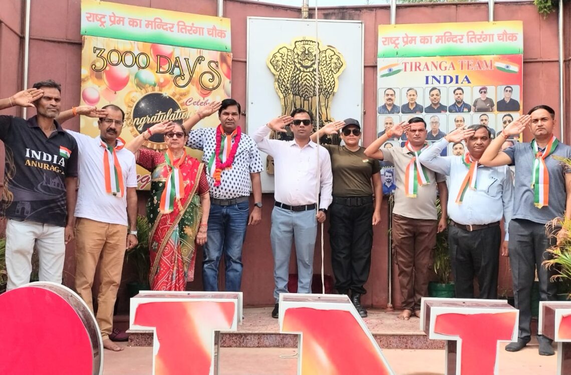 अजीत नगर तिरंगा चौक पर ध्वजारोहण, समाजसेवी चतुर्भुज तिवारी ने की अनूठी पहल की सराहना