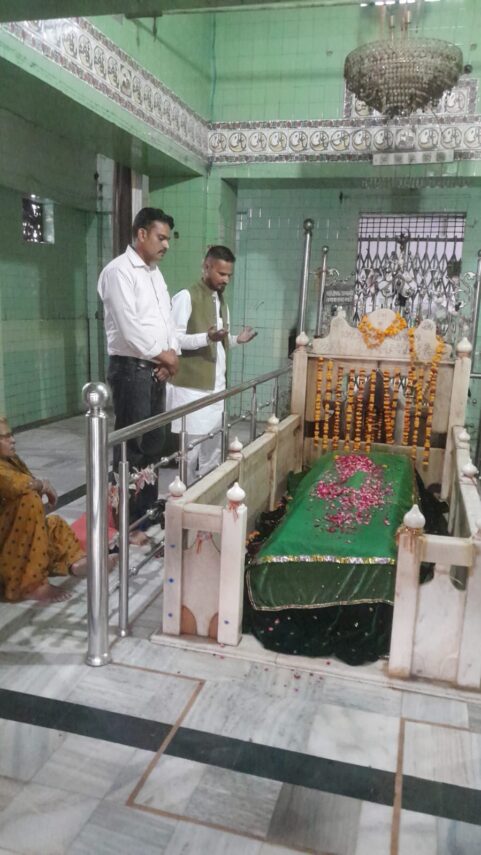 शेर जंग बाबा की दरगाह पर हाज़िरी के बाद एक्शन में मिर्जा मुकर्रम बेग, समस्याओं के समाधान का दिलाया भरोसा
