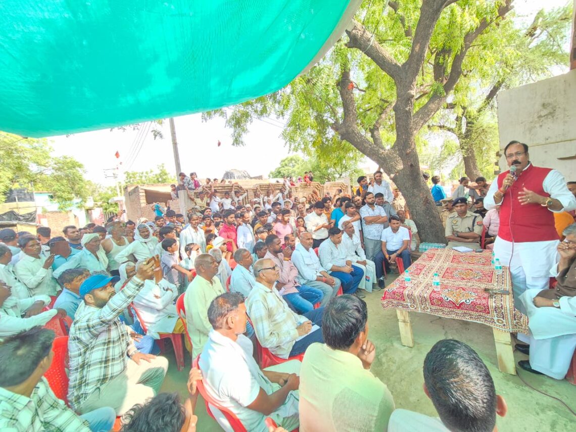 पिन्नापुरा कांड में पीड़ित परिवारों से मिले सांसद राजकुमार चाहर, निष्पक्ष जांच का दिलाया भरोसा