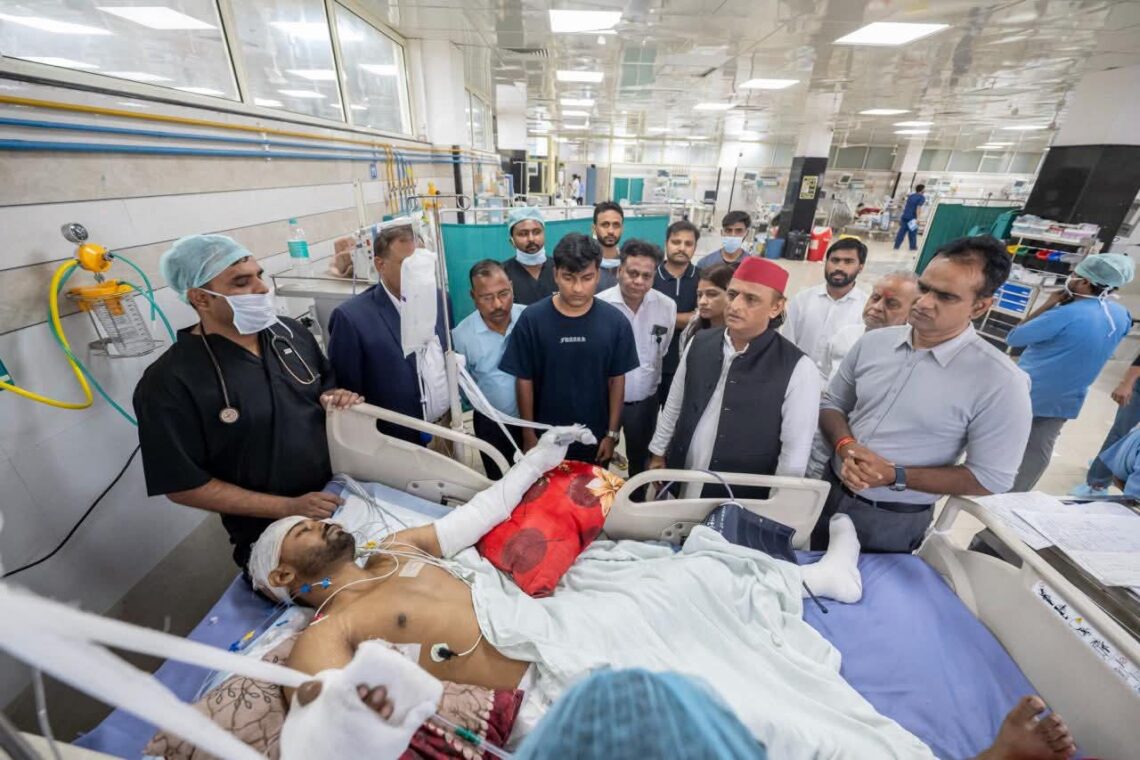 अलीगंज अग्निकांड के घायल जयंत कुमार से मिले अखिलेश यादव, बोले— सुरक्षा नियमों की अनदेखी ने ली मासूमों की जान