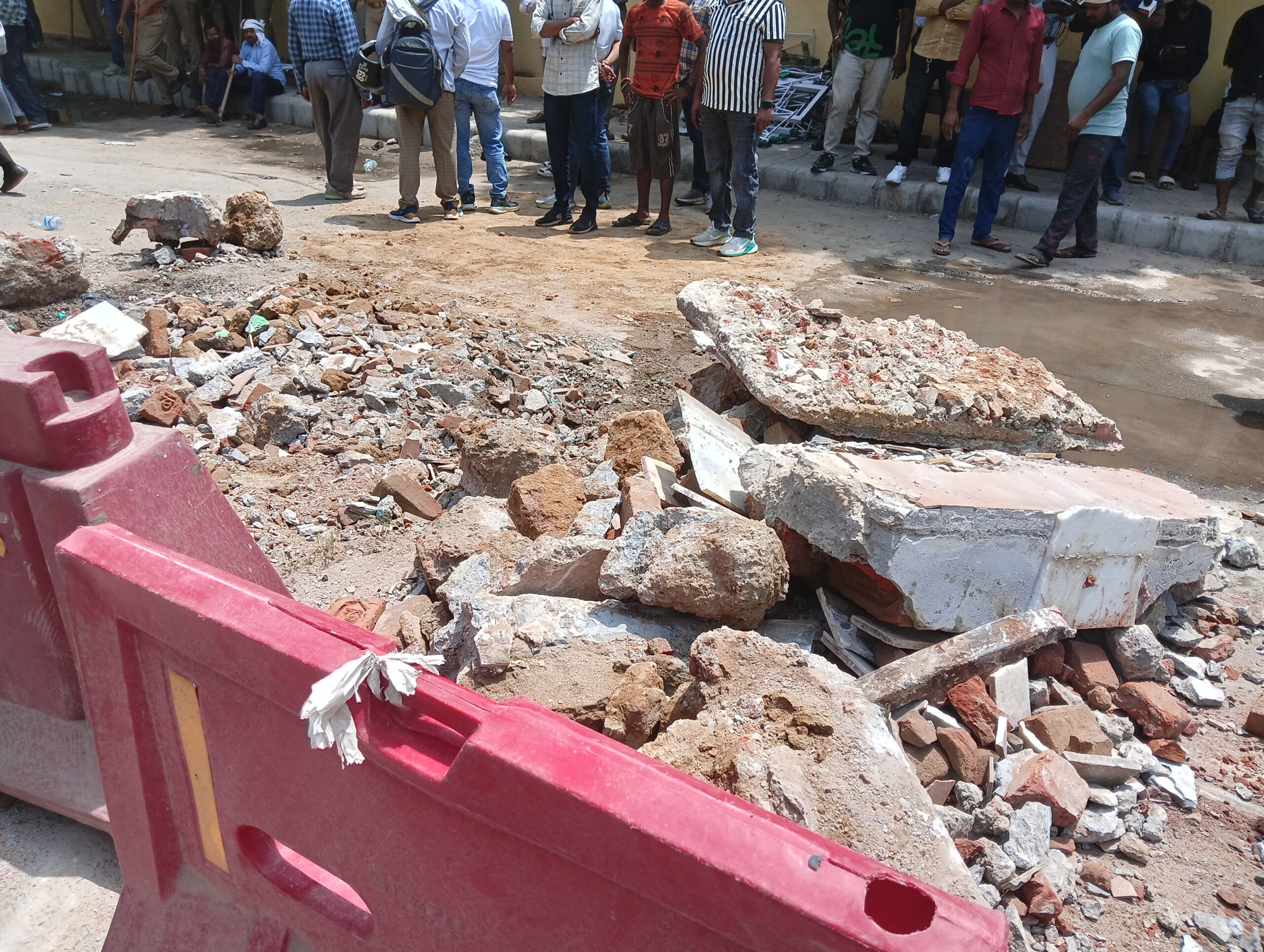आगरा कॉलेज के सामने बनी दरगाह को प्रशासन ने हटाया, क्षेत्र में रहा पुलिस बल तैनात