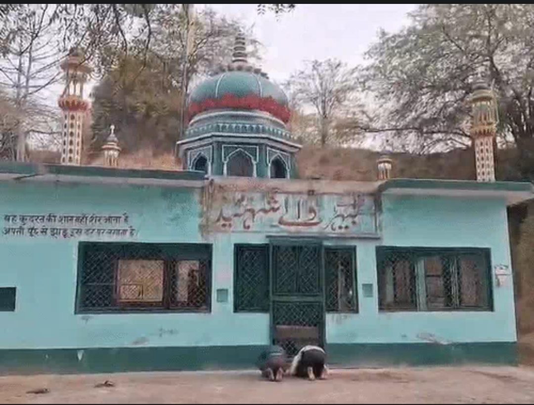 इटावा में वन विभाग की कार्रवाई, सैयद बाबा की मजार हटाई गई