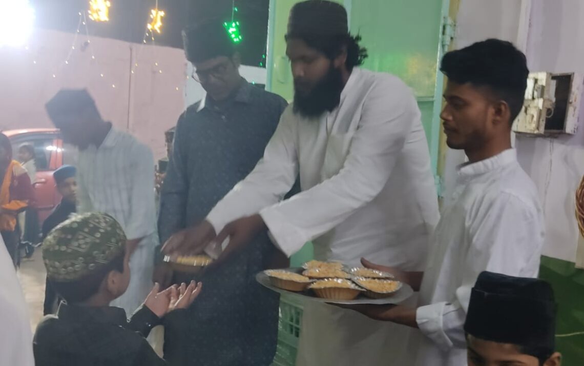 उमरी परिवार के ताज़िये पर ज़ियारत को पहुंचे मौलाना अल्तमश रहमानी, अवाम में तकसीम किया लंगर
