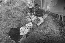 आग लगने की अफवाह से मचा हड़कंप, ट्रेन से कूदे यात्रियों को दूसरी ट्रेन ने रौंदा