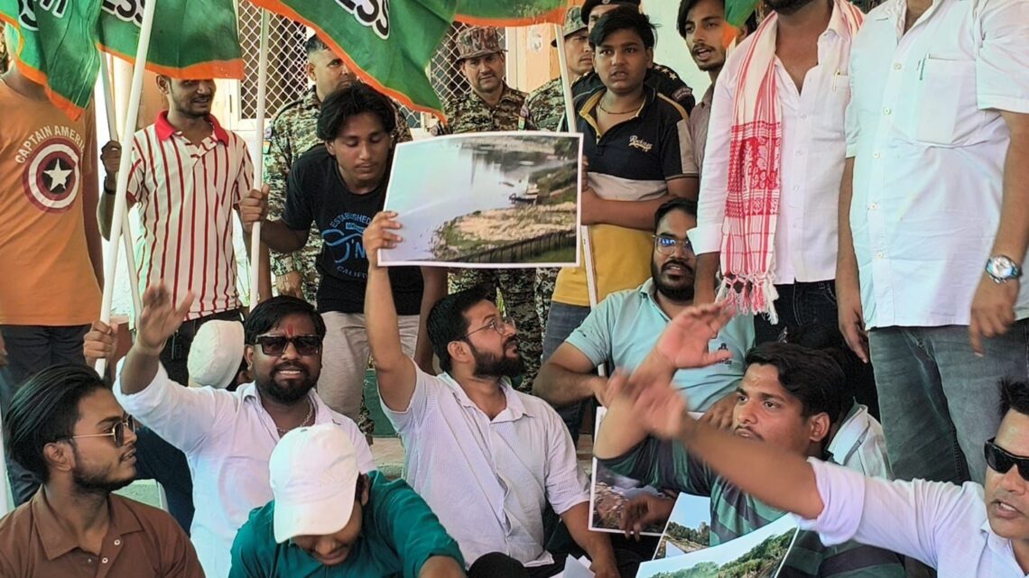 यमुना की सफाई एवं प्रदूषण मुक्ति को लेकर यूथ कांग्रेस ने नगर आयुक्त को सौंपा ज्ञापन