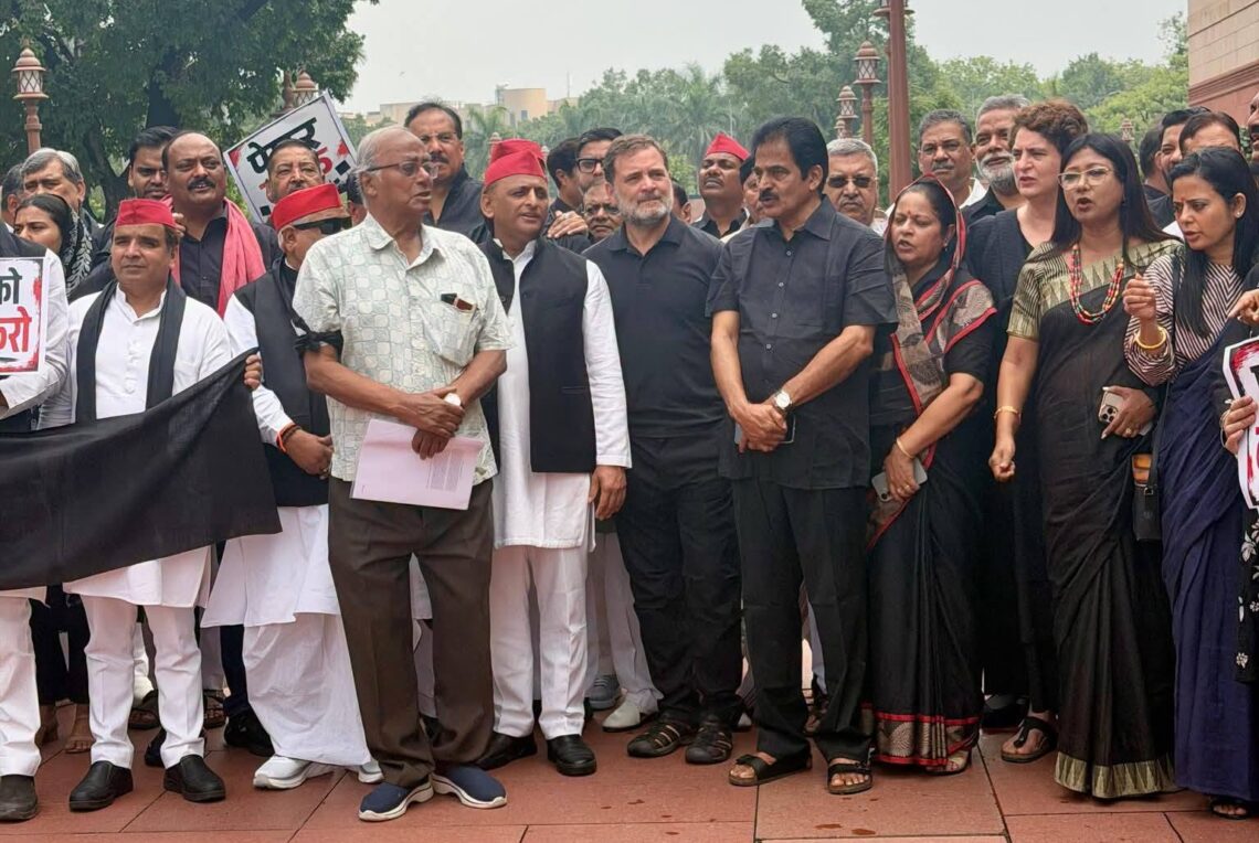 संसद में विपक्ष का हंगामा: छात्रों पर पुलिस कार्रवाई और शिक्षा मंत्री के इस्तीफे की मांग पर दोनों सदनों की कार्यवाही बार-बार स्थगित