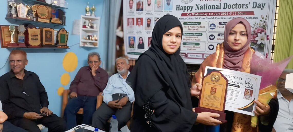 آل انڈیا علماء بورڈ کرناٹک ایجوکیشن ونگ کی چیئرپرسن زیبہ تبسم صاحبہ نے ڈاکٹر کو اعزاز سے نوازا