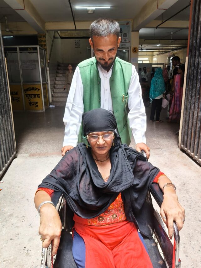 ऑल इंडिया इत्तेहाद-ए-मुस्लेमीन के संयुक्त सचिव मिर्ज़ा मुकर्रम बेग ने जिला अस्पताल में मरीज की की मदद