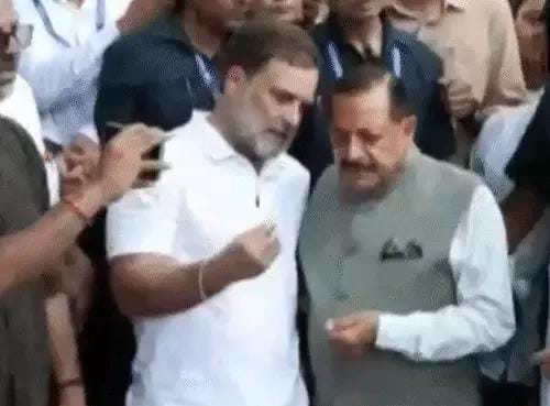 राहुल गांधी के प्रदर्शन में पहुंचे केंद्रीय मंत्री डॉ. जितेंद्र सिंह, बातचीत कर खत्म कराने का किया प्रयास