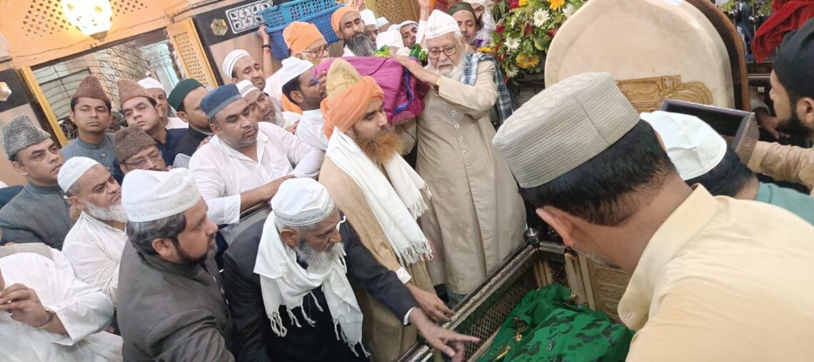 حضرت سیدنا شاہ امیر ابوالعلیٰؒ کے 387ویں عرس پر غسل، صندل مالی اور چادر پوشی، ملک میں امن و بھائی چارے کے لیے خصوصی دعا