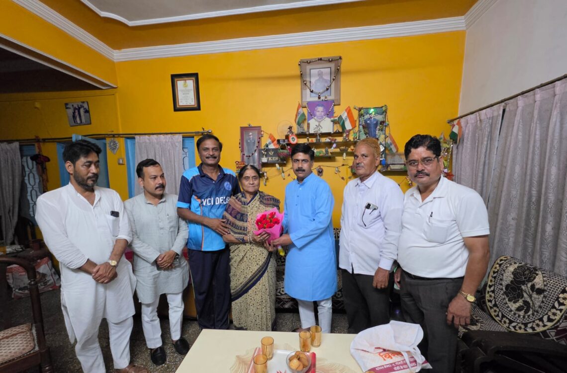 कारगिल दिवस पर शहीद कैप्टन मुकेश श्रीवास्तव को श्रद्धांजलि, माता जी का सम्मान