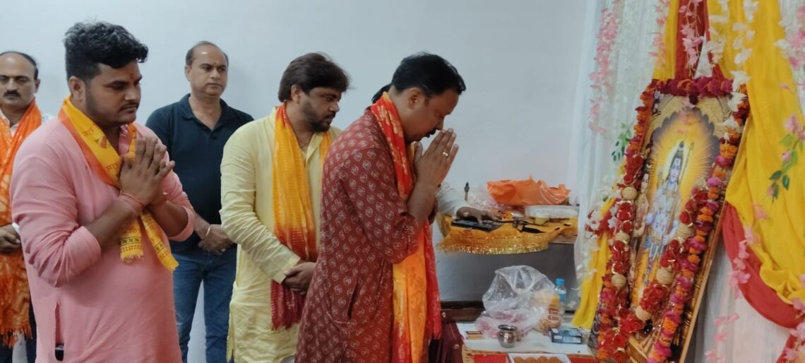 जनकपुरी महोत्सव केंद्रीय कार्यालय में गूंजी प्रभु श्रीराम की आरती, एडीएम (प्रशासन) आजाद भगत सिंह ने की पूजा-अर्चना