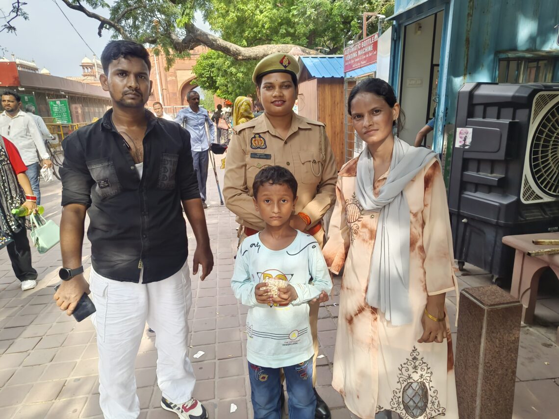 ताजमहल पर बिछड़ा 7 वर्षीय मासूम, ताज सुरक्षा पुलिस ने 30 मिनट में परिजनों से मिलाया