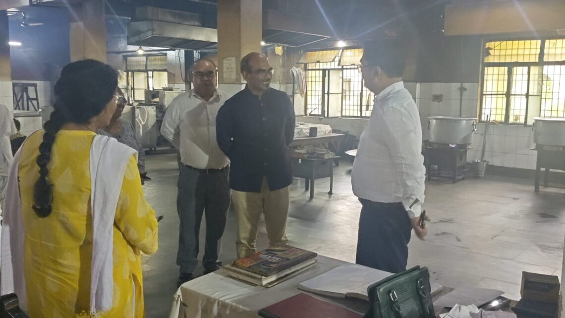 मानसिक चिकित्सालय स्वास्थ्य संस्थान, आगरा में निरीक्षण एवं विधिक जागरूकता शिविर का आयोजन