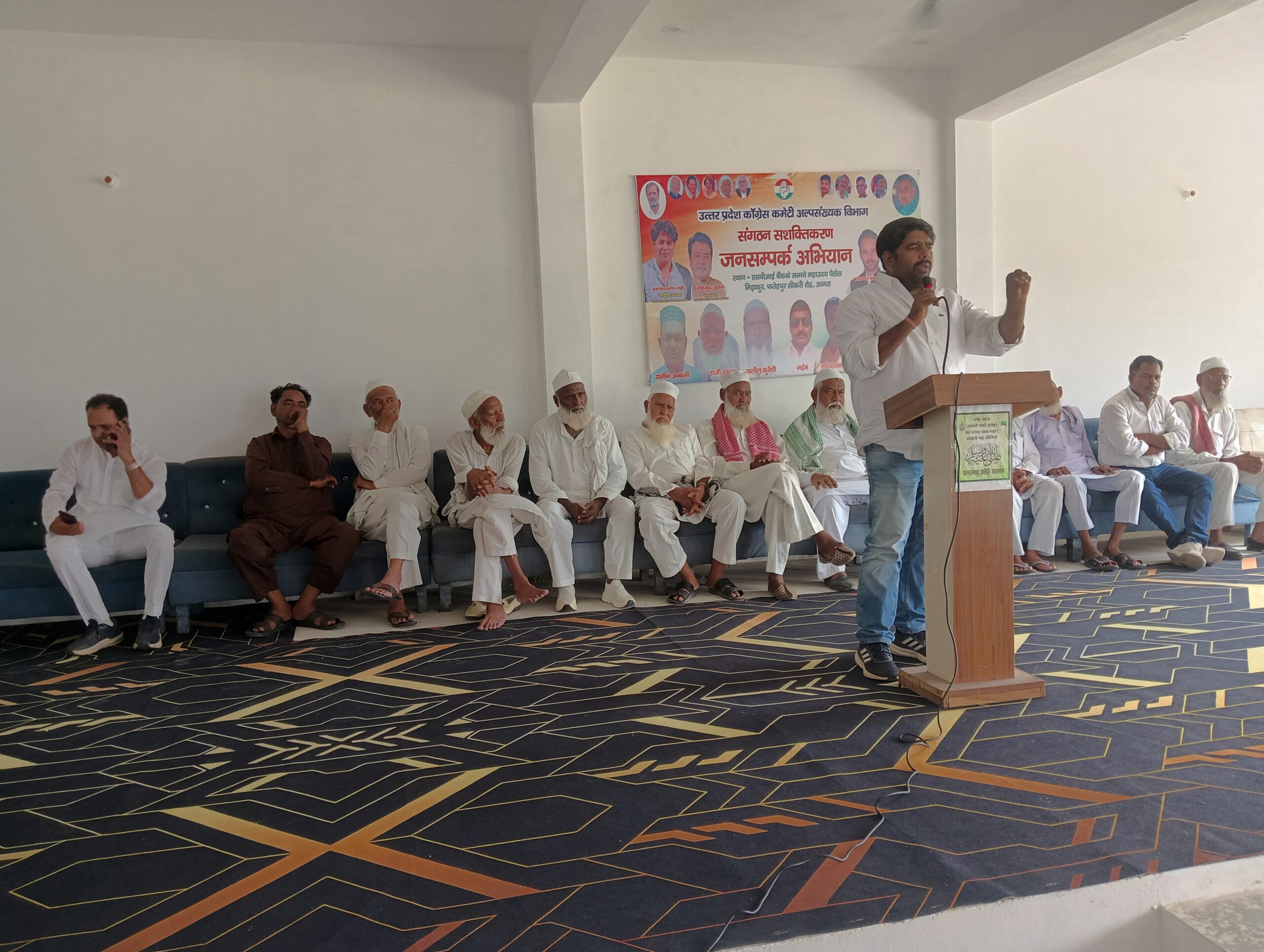 मिढ़ाकुर में कांग्रेस का जनसंपर्क अभियान, बिजली, शिक्षा और महंगाई के मुद्दों पर सरकार को घेरा