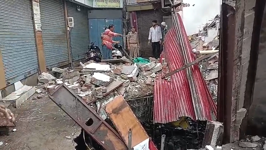 आगरा में बारिश के बीच बड़ा हादसा, सुभाष बाजार में दो मंजिला कपड़ा दुकान गिरी, मलबे में दबे 5 लोग