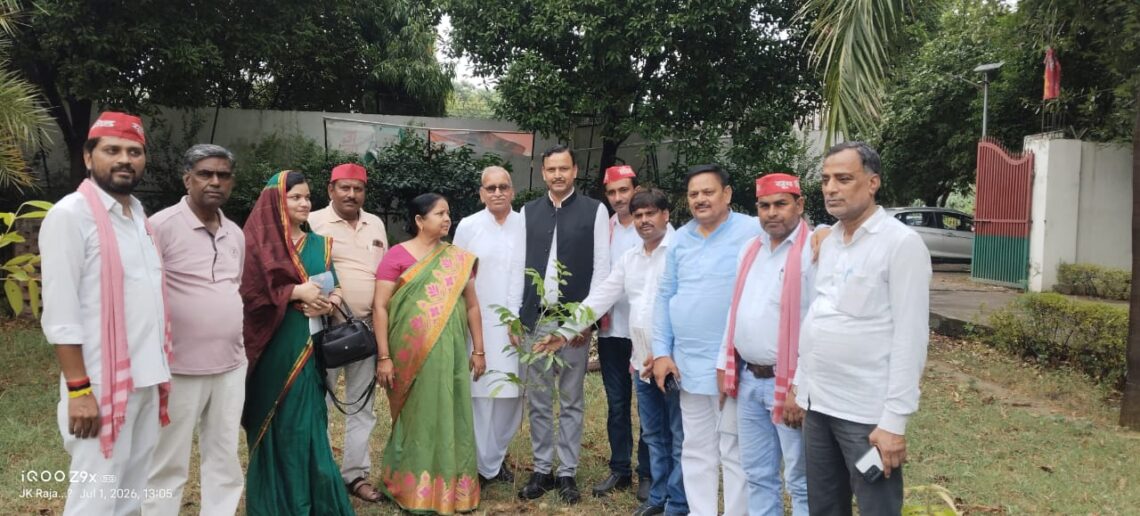 अखिलेश यादव के जन्मदिन पर समाजवादी पार्टी का वृक्षारोपण अभियान, राष्ट्रीय सचिव सतेन्द्र जैन सौली ने लगाए पौधे