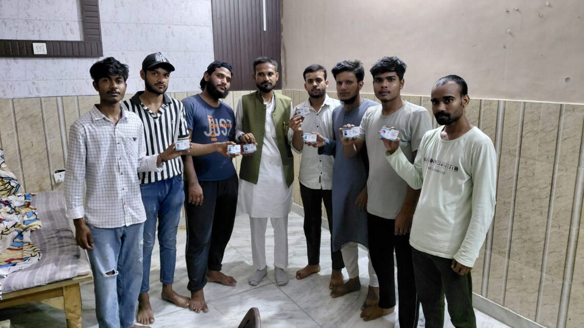 आल इंडिया इत्तिहाद-ए-मुस्लेमीन के उत्तर प्रदेश संयुक्त सचिव मिर्ज़ा मुकर्रम बेग ने 100 सदस्यों को सौंपे सदस्यता कार्ड