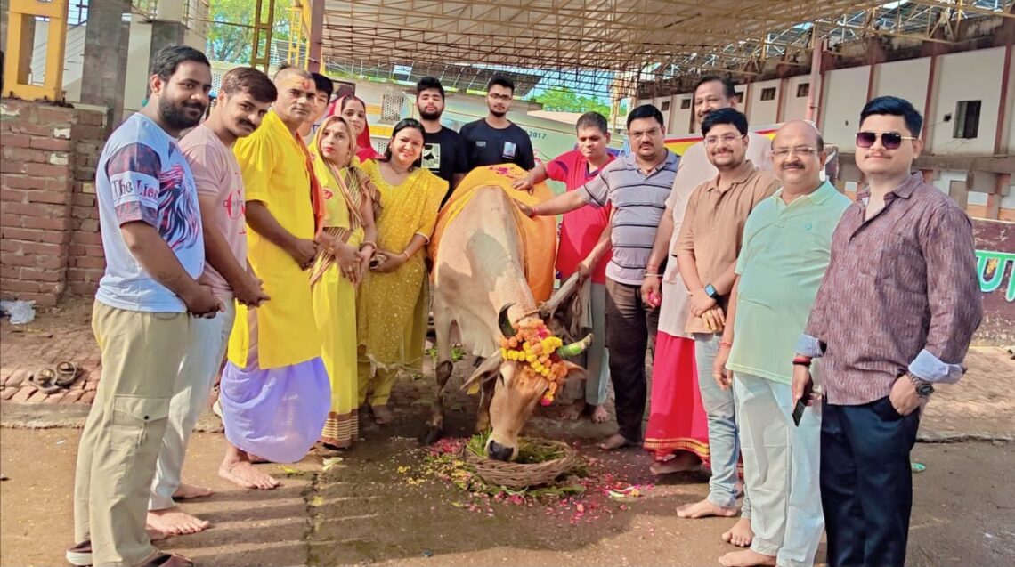 योगिनी एकादशी पर गौ सेवा कर मनाई भगवान जगन्नाथ के स्वास्थ्य लाभ की खुशी