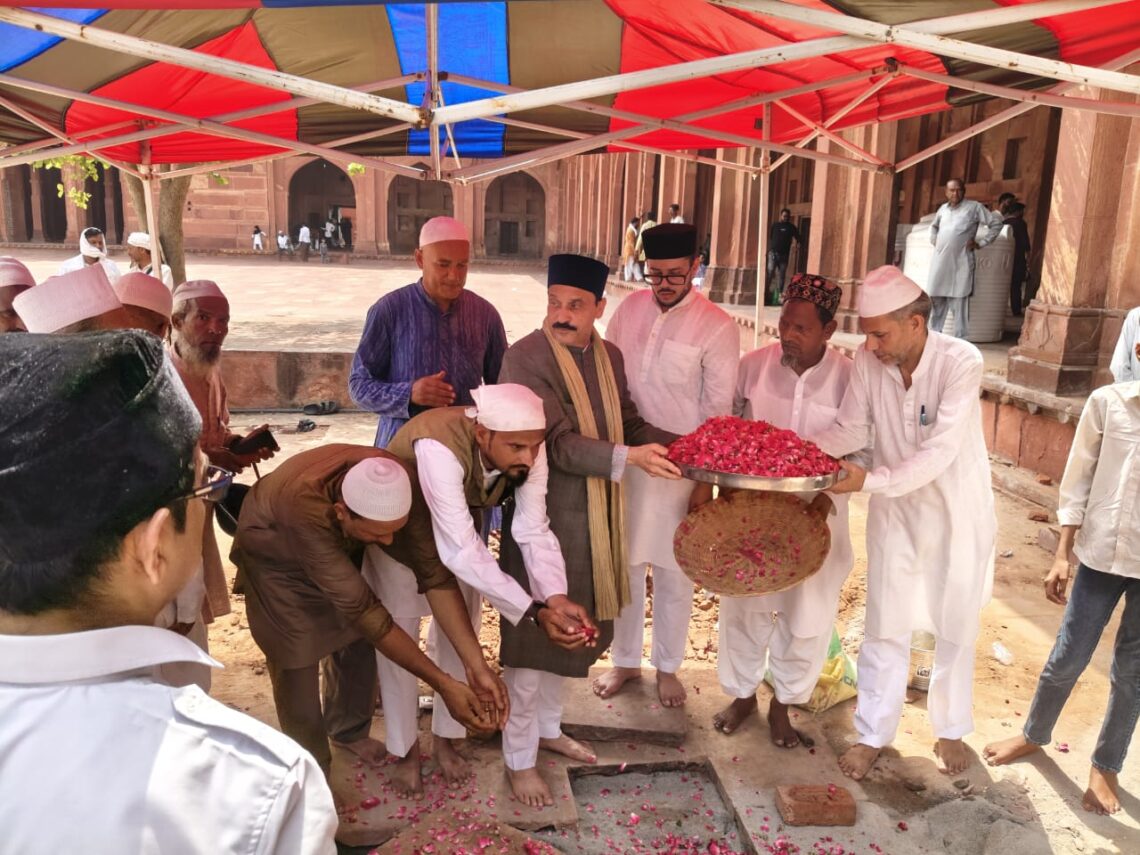 हज़रत पीरज़ादा रईस मियां चिश्ती को श्रद्धांजलि अर्पित करने पहुंचे मिर्ज़ा मुकर्रम