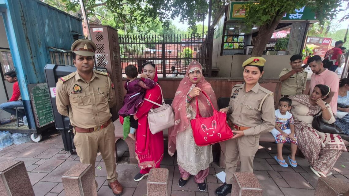 ताजमहल में महिला पर्यटक का खोया बैग ताज सुरक्षा पुलिस ने खोजकर लौटाया