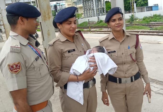 मथुरा जंक्शन पर गूंजी नवजात की किलकारी, महिला यात्री ने दिया स्वस्थ बच्ची को जन्म