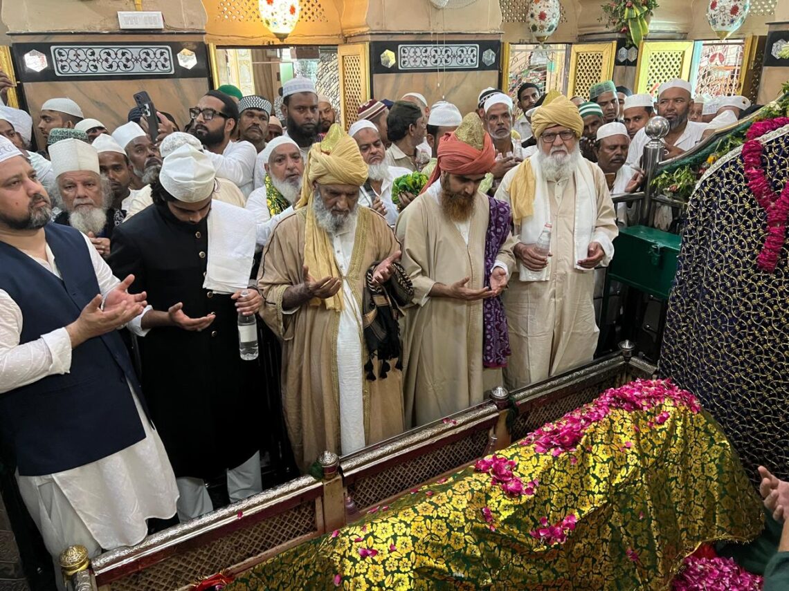 हज़रत सैय्यदना शाह अमीर अबुल उला (रह.) के 387वें उर्स में अकीदत के साथ सम्पन्न हुई महफ़िल-ए-रंग व चादर तक़सीम की रस्म