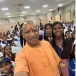 रक्षाबंधन पर भावुक हुए मुख्यमंत्री योगी, निराश्रित बच्चियों और छात्राओं से बंधवाई राखी