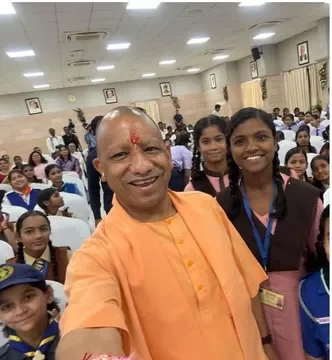 रक्षाबंधन पर भावुक हुए मुख्यमंत्री योगी, निराश्रित बच्चियों और छात्राओं से बंधवाई राखी