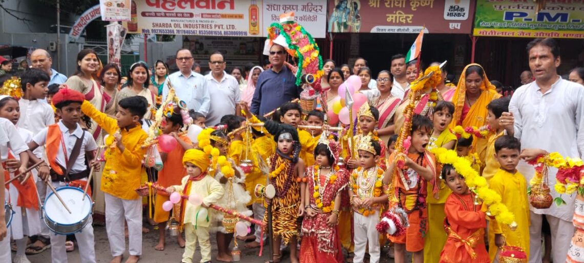 200 भैया-बहनों ने निकाली भव्य कावड़ यात्रा, हर-हर महादेव के जयघोष से गूंजा आगरा