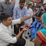 दृष्टिबाधित छात्राओं ने जिलाधिकारी मनीष बंसल को बांधी राखी, डीएम ने उपहार देकर दिया उज्ज्वल भविष्य का आशीर्वाद