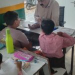बीएसए डॉ. राकेश कुमार सिंह ने प्राथमिक विद्यालय का किया निरीक्षण, बच्चों को कराया पुनर्पाठ और पुनराभ्यास
