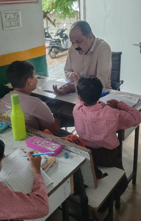 बीएसए डॉ. राकेश कुमार सिंह ने प्राथमिक विद्यालय का किया निरीक्षण, बच्चों को कराया पुनर्पाठ और पुनराभ्यास