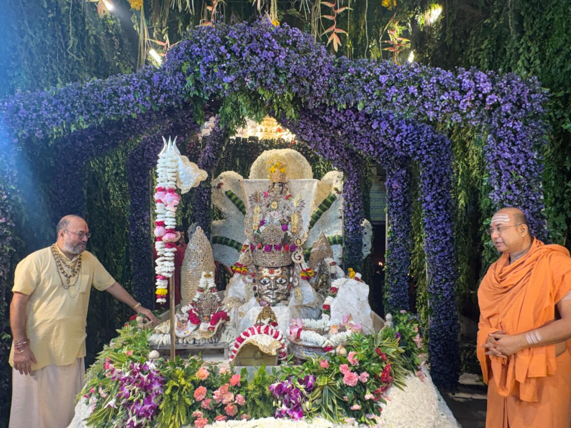 रजत वासुकी की शैया पर विराजे मनःकामेश्वरनाथ, अनंत राजभोग से सजा दरबार