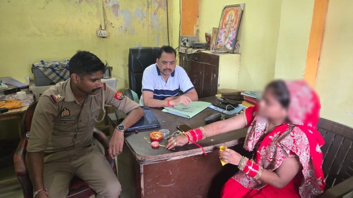 रक्षाबंधन पर रक्षक बनी आगरा पुलिस, महिला का लाखों का सामान समेत पर्स बरामद