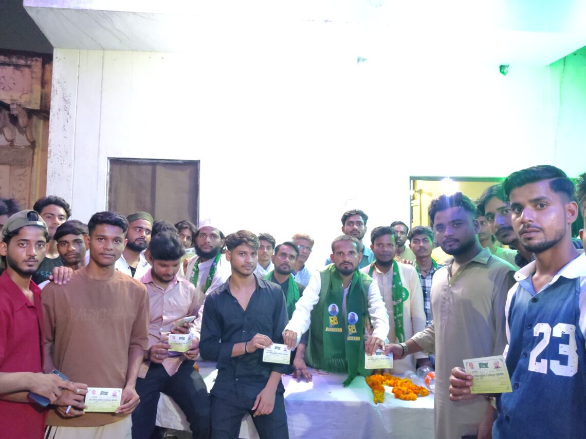 ताजगंज में AIMIM की अहम बैठक, मिर्जा मुकर्रम बेग ने 15 नए सदस्यों को दिलाई पार्टी की सदस्यता
