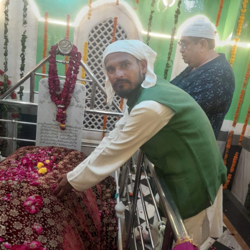 मादिया कटरा स्थित दरगाह पर पहुंचे मिर्जा मुकर्रम बेग, अकीदत के साथ की ज़ियारत