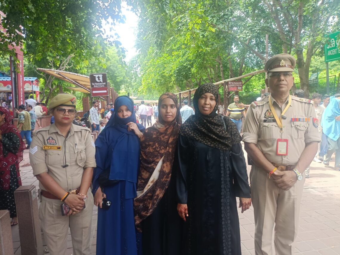 ताजमहल की भीड़ में बिछड़ी सोमालिया की फातिमा, 30 मिनट में पुलिस ने मिलाया अपनों से