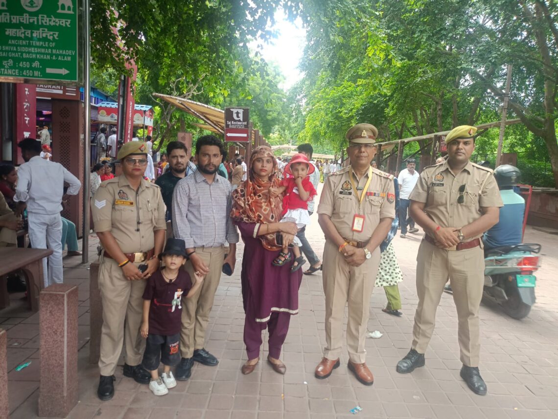 भीड़ में बिछड़ी 2 साल की मासूम को ताज सुरक्षा पुलिस ने 30 मिनट में माता-पिता से मिलाया